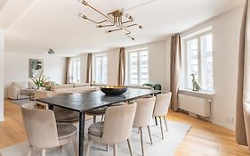 Sanders Regent - Chic Three-Bedroom Apartment Near Central Square